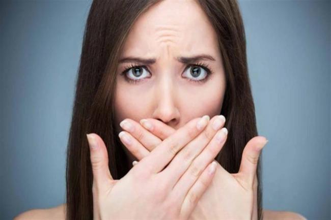 طبيب أسنان يحذر من مشروب شائع مرتبط برائحة الفم الكريهة!