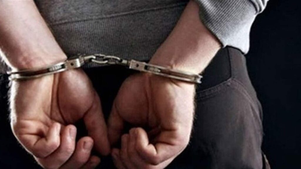 طعنه حتى الموت على جسر المشاة في محلّة نهر الموت... وشعبة المعلومات تكشف الجاني وتوقفه مع عدد من المتورطين