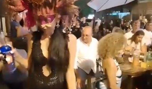 على انغام الموسيقى.. وزير الشؤون يشرب من يد “راقصة”! – سفير الشمال