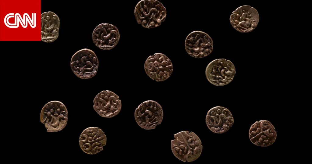 لأول مرة.. اكتشاف 15 عملة ذهبية تعود للعصر الحديدي في ويلز