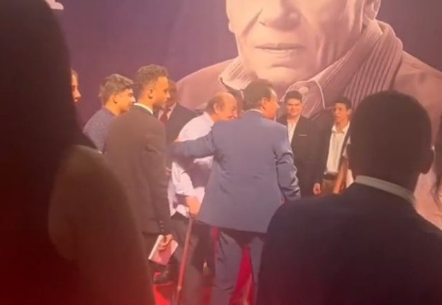 متكئاً على عكاز.. أول ظهور لفنان شهير بعد غياب طويل "فيديو"