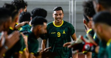 محمد شريف يرتدى رقم 9 مع الخليج واستقبال حافل من زملائه فى أول مران.. صور