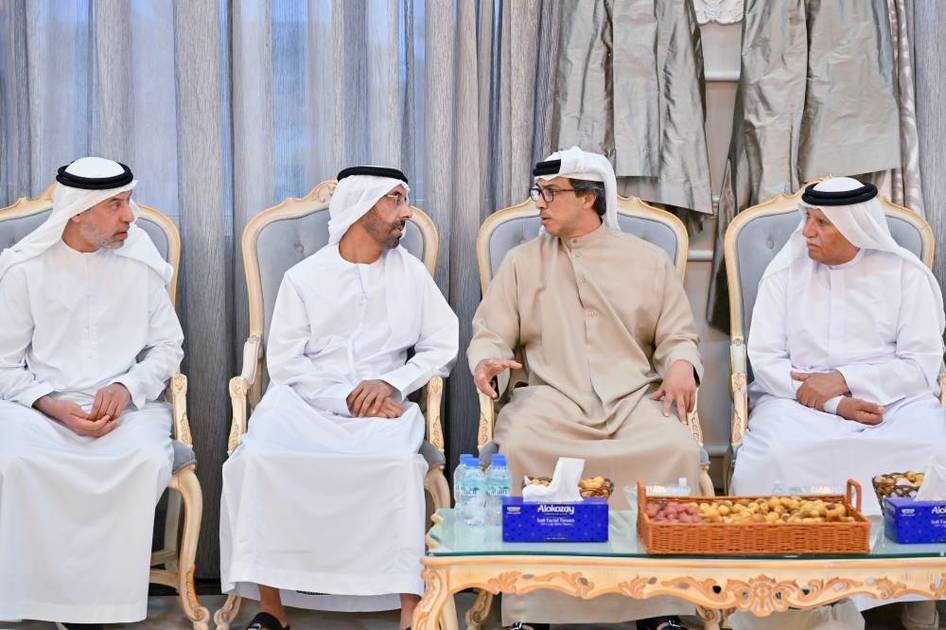 منصـور بن زايـد يعـزّي أسـرة شبيـب محمـد هـلال الظاهـري